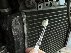歯ブラシを使って掃除